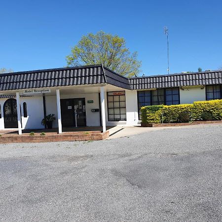 Tally Ho Motor Inn Tenterfield Bagian luar foto
