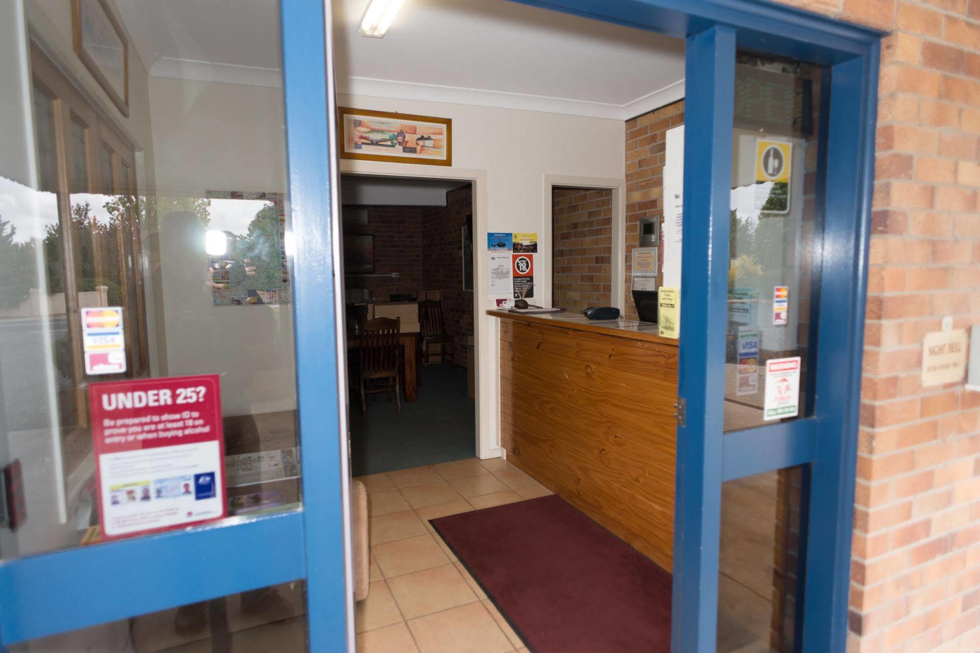 Tally Ho Motor Inn Tenterfield Bagian luar foto